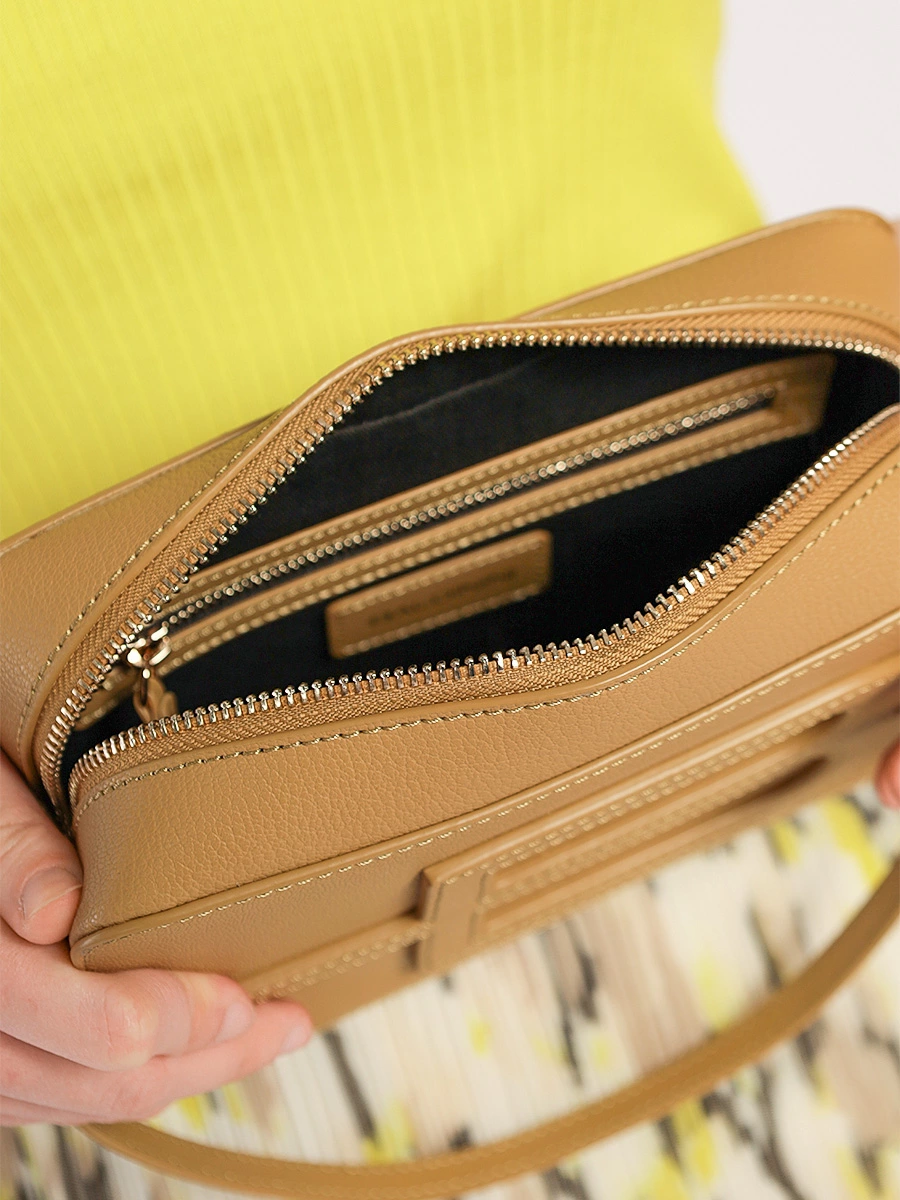 Сумка-кроссбоди горчичного цвета с фирменной нашивкой